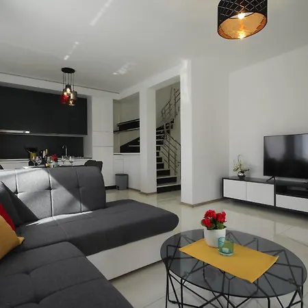 Essenza Rossa In Only 650 Meters From The Вилла Водице