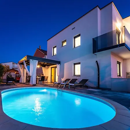 Essenza Rossa In Only 650 Meters From The Вилла