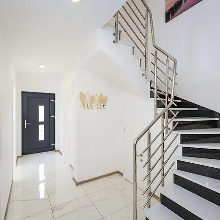 Essenza Rossa In Only 650 Meters From The Вилла Водице