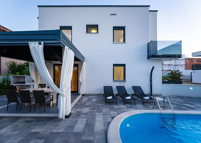 Essenza Rossa In Only 650 Meters From The Villa *